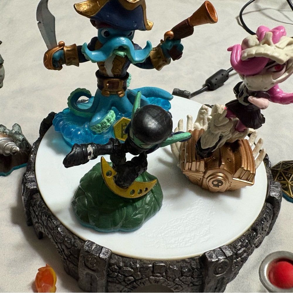 PS3 portal with skylanders 8 of them - Picture 6 of 11